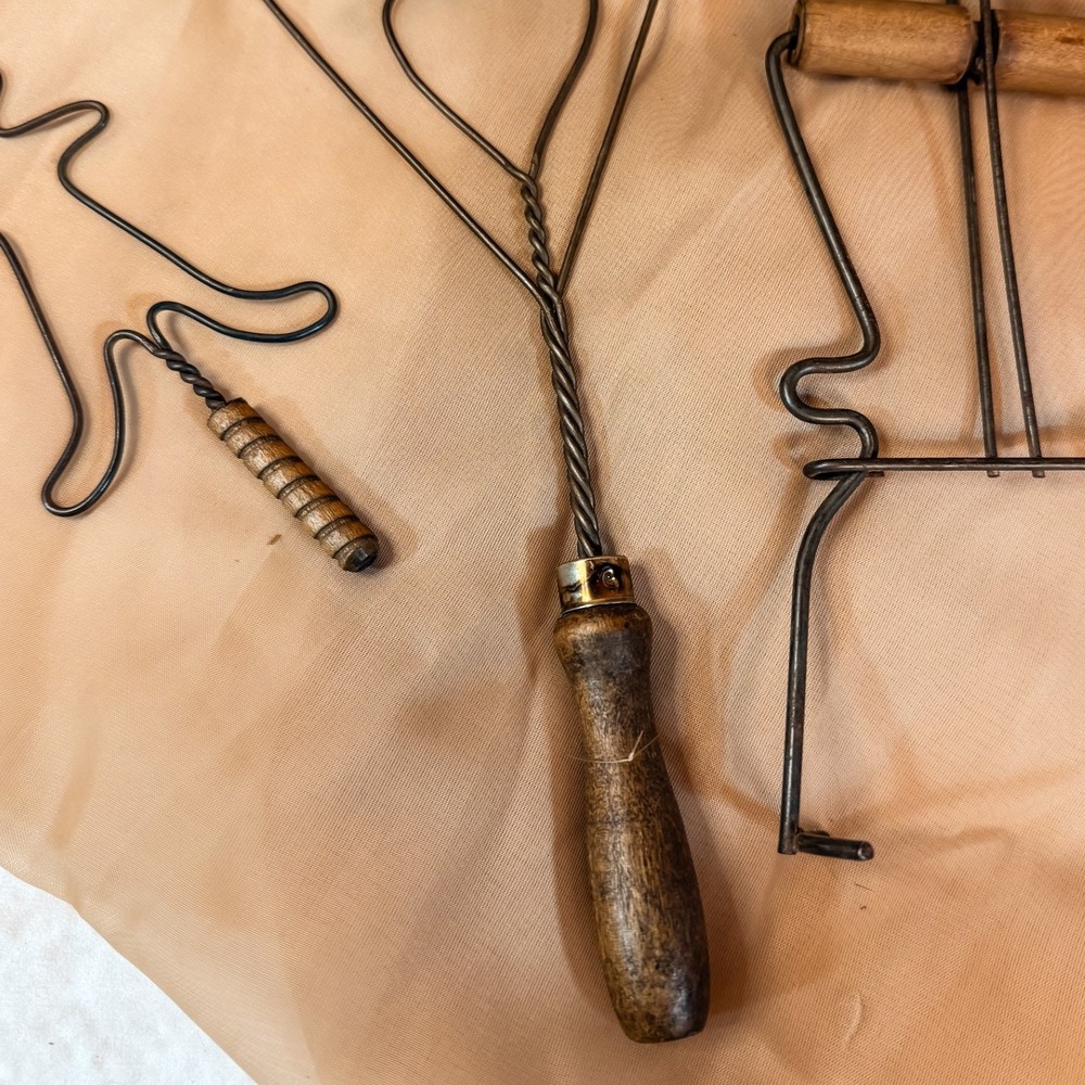 Antique wooden and wire rug‎ beaters - Picture 3 of 4